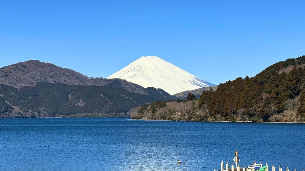 中央に富士山。その手前に湖。両サイドに山並みが続く。