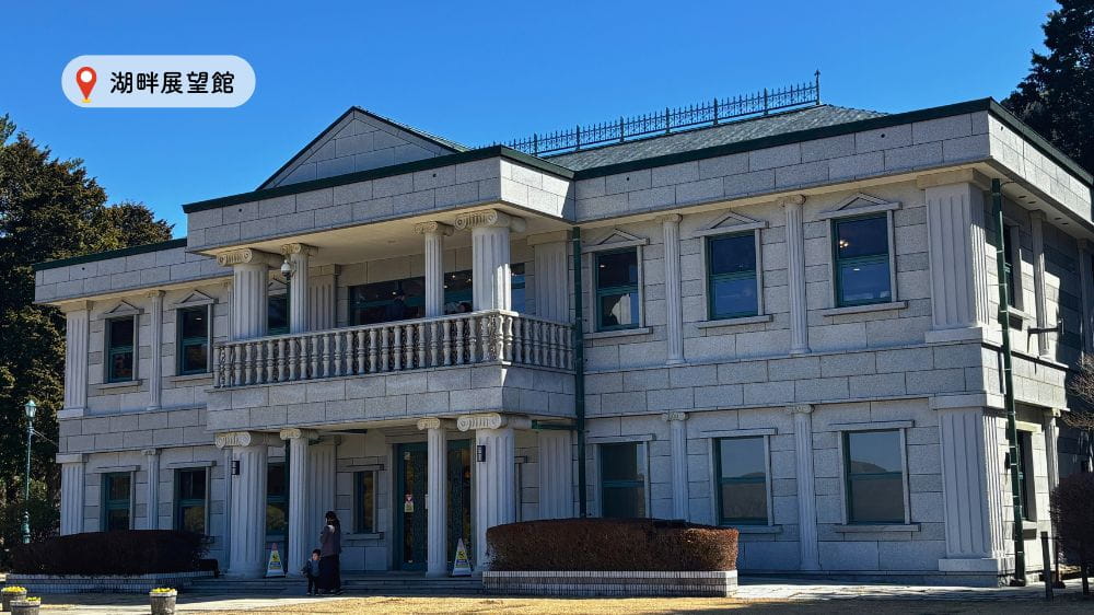 白い外観の2階建ての洋館。