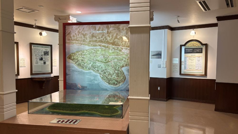 柱の間に大きな地図。壁に説明書きが貼られている。