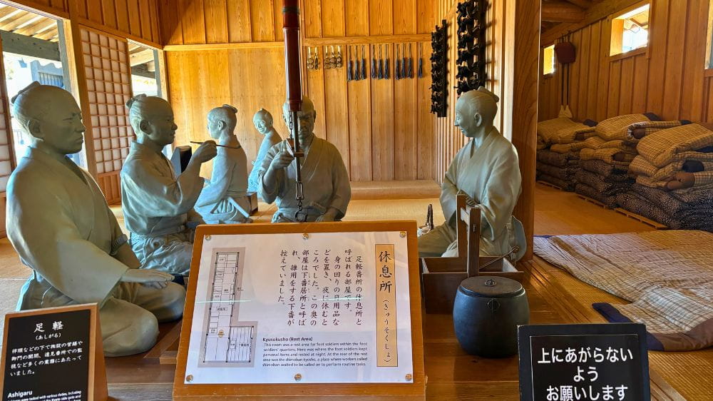 室内で人形が雑談する様子。