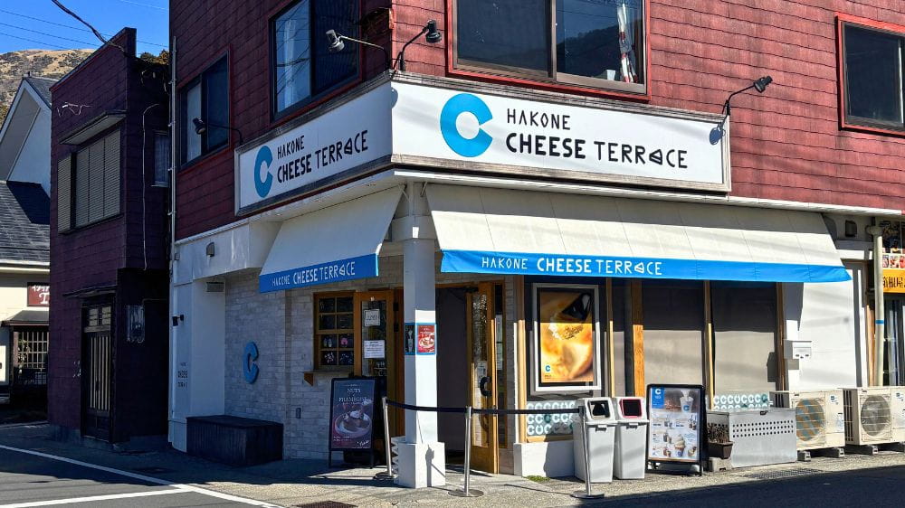 白と水色の看板を掲げた建物。