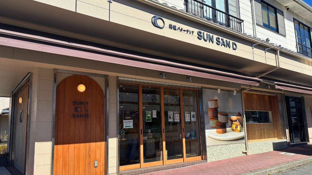 白い壁にお菓子のイラストが装飾された建物