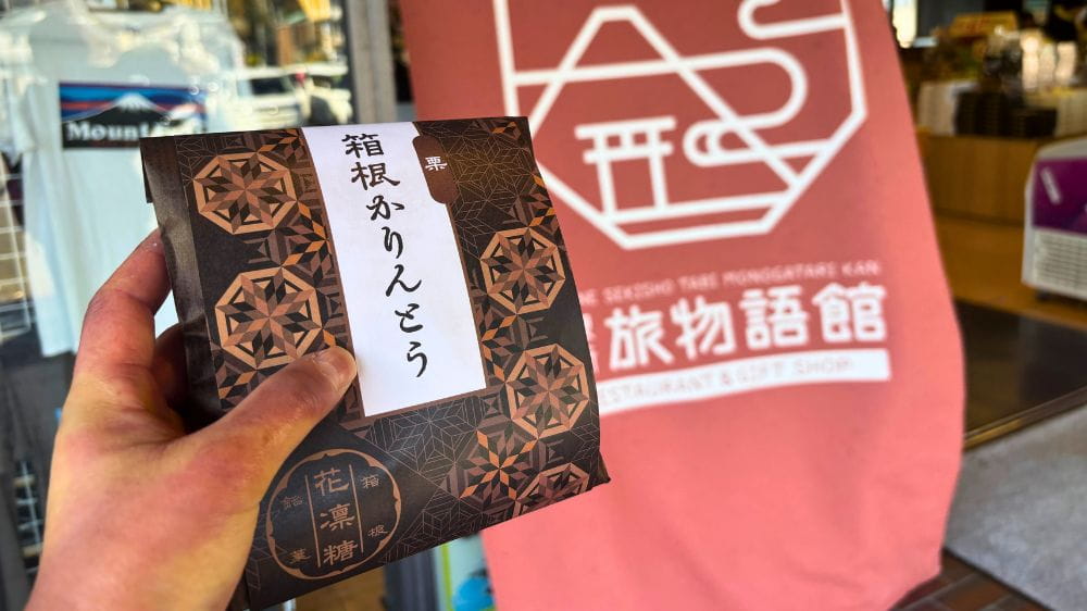 茶色のパッケージの復路を手で持っている