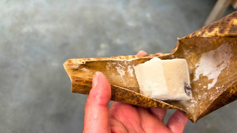 箱根名物「ちもと」の湯もちを開いて手に持っている様子