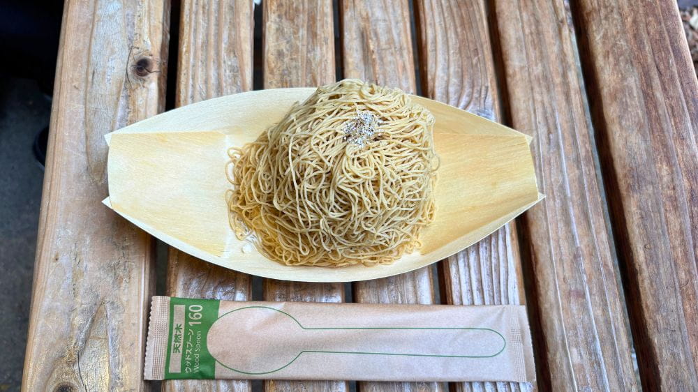 箱根湯本で人気のモンブランソフトの栗ペーストがたっぷりかかったスイーツ