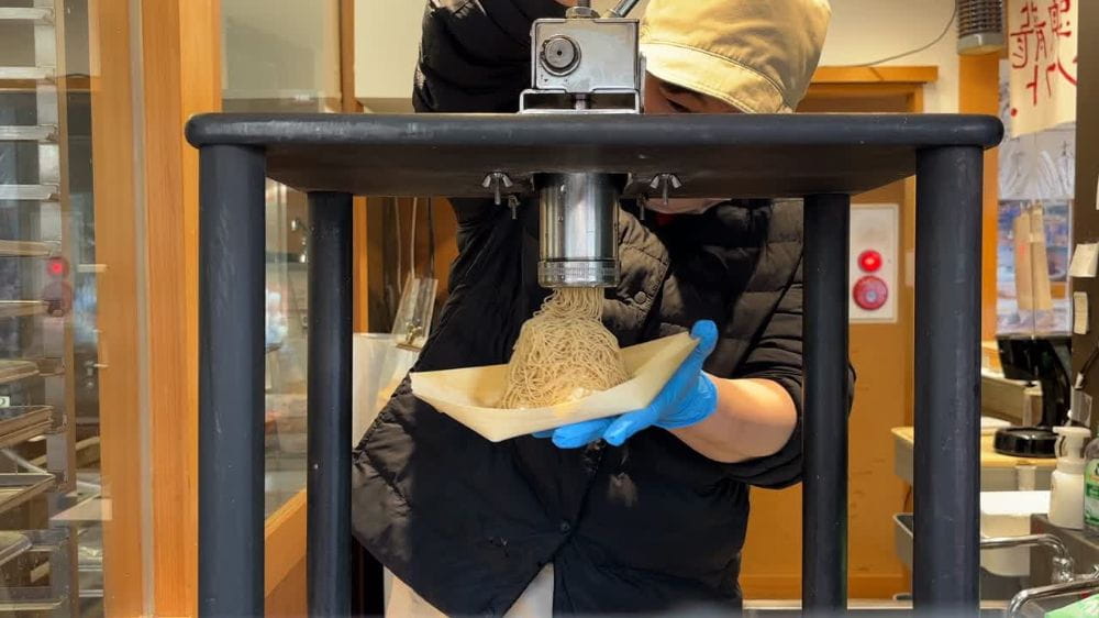 モンブランソフトに栗ペーストを絞りかけて仕上げている様子