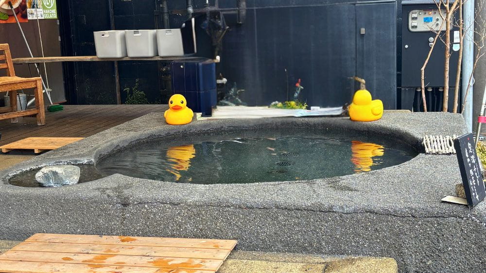 箱根湯本の福久や九頭龍餅にある源泉かけ流しの足湯スペースの様子