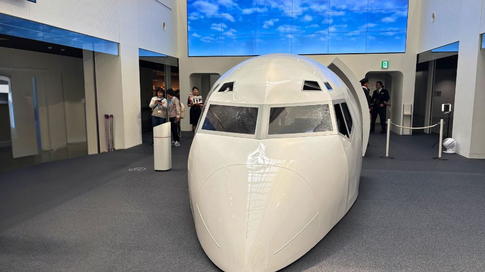 JALスカイミュージアムの展示エリアにある航空機の機首とコックピットの模型。