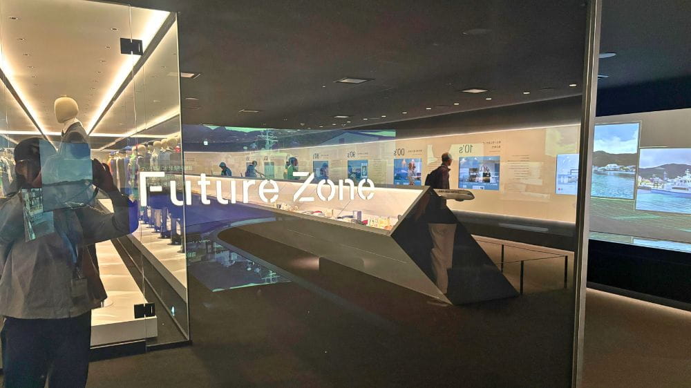 JALスカイミュージアムのFuture Zoneで展示パネルや映像を見学する来場者の様子。