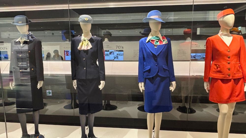 JALスカイミュージアムに展示されている歴代の客室乗務員制服。