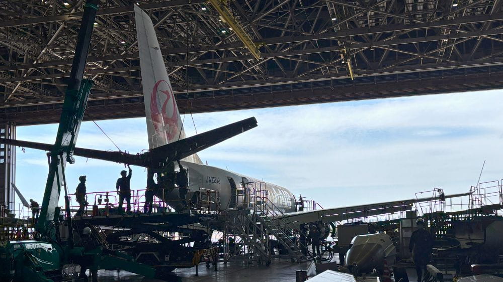 格納庫内で整備作業が行われている日本航空（JAL）の航空機の様子。