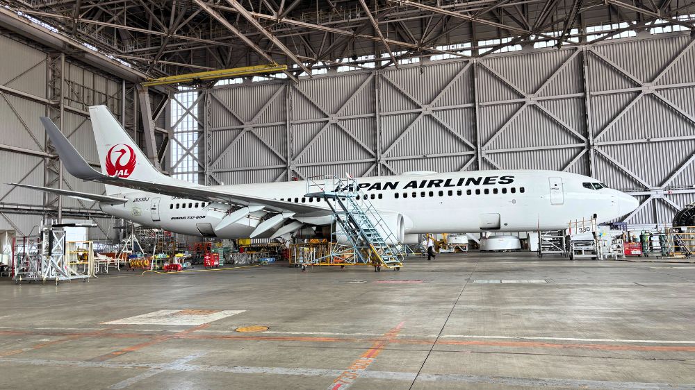 整備工場内で点検作業が行われている日本航空（JAL）の航空機の様子。