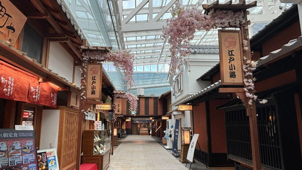 羽田空港第3ターミナルの江戸小路に並ぶ和風建築の店舗と通路の風景。