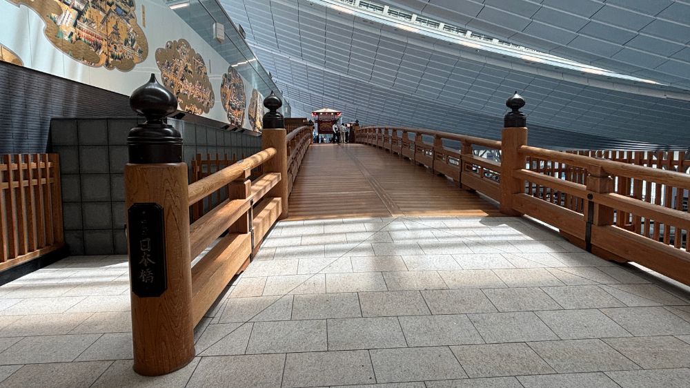 羽田空港第3ターミナルにある日本橋と呼ばれる木造の橋の様子。