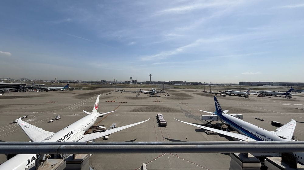 空港の展望デッキから見た駐機場と日本航空（JAL）やANAの航空機の様子。