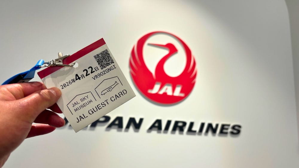 JALスカイミュージアムの見学用ゲストカードと日本航空ロゴの背景。