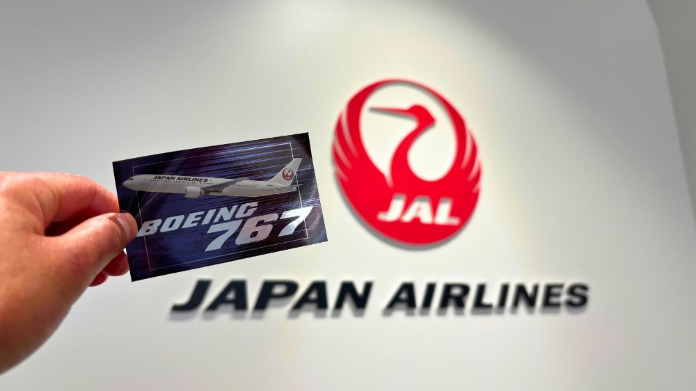 JAL SKY MUSEUM｜ボーイング767カードとJALロゴの展示の様子
