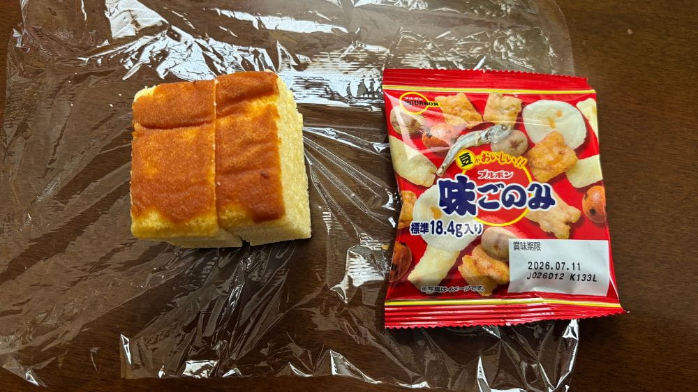 カットしたカステラと個包装のスナック菓子を並べた軽食の様子