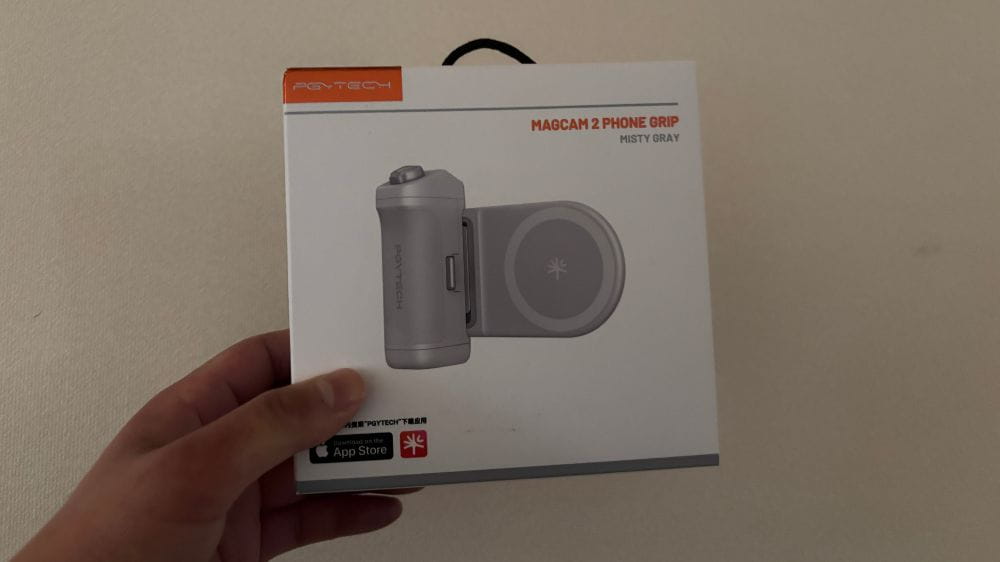 PGYTECH MAGCAM 2 PHONE GRIPのパッケージを手に持った様子