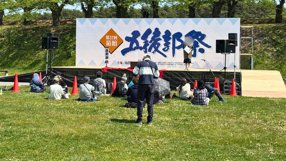 第57回箱館五稜郭祭のステージイベントを観覧する来場者の様子