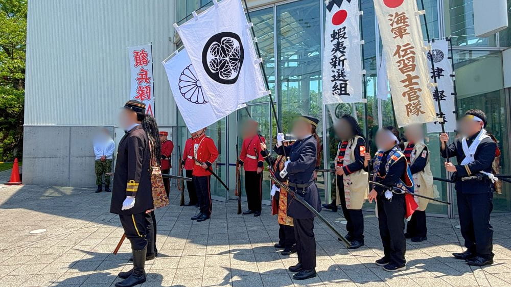 五稜郭祭で箱館戦争ゆかりの隊士姿の参加者が集結する様子