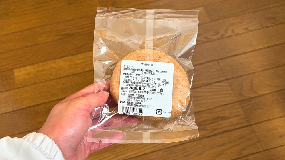 パン祖のパンの原材料や栄養成分、賞味期限が記載された商品ラベル