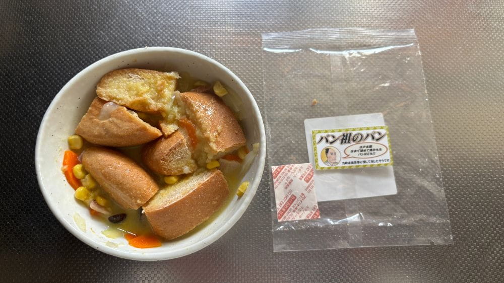 パン祖のパンをコーンスープに浸して食べるアレンジ例
