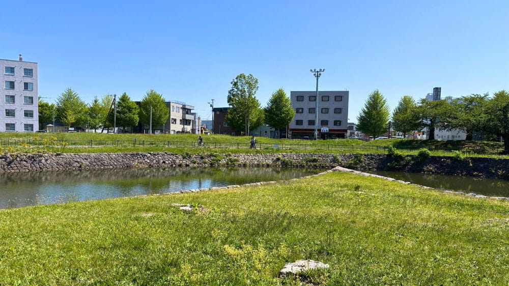 五稜郭公園の土塁とお堀の風景。星形城郭の特徴が感じられる散策スポット