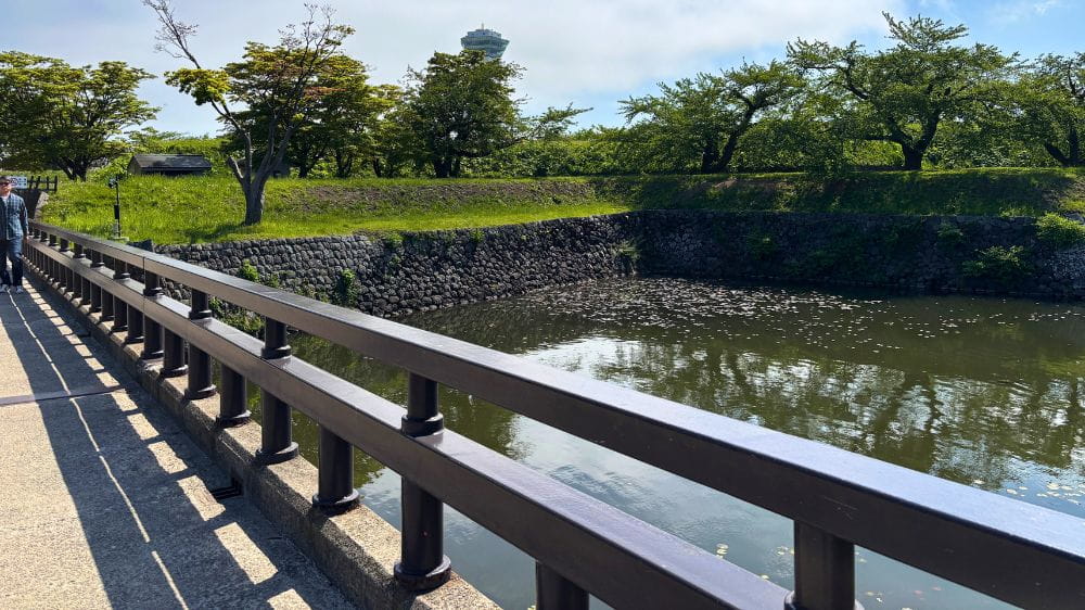 五稜郭公園のお堀に架かる橋から見た土塁と石垣の風景
