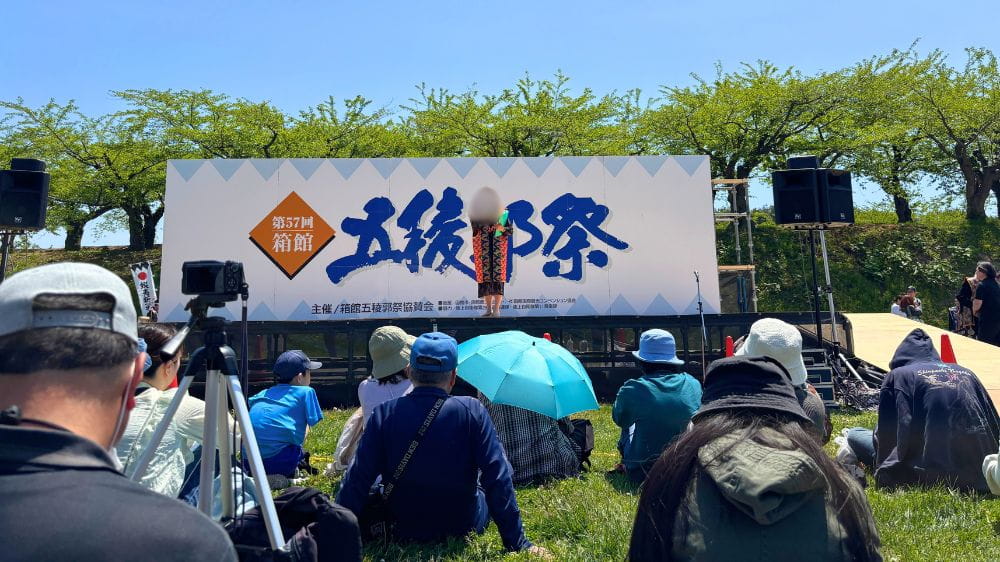第57回箱館五稜郭祭のステージを観覧する来場者たち