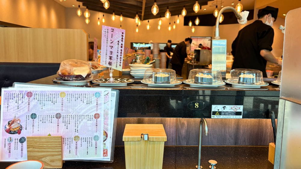 五稜郭公園近くの回転寿司函館旬花の店内カウンター席と回転レーン