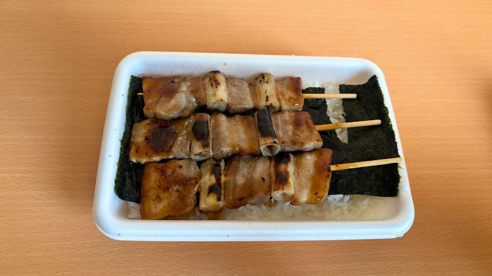 ハセガワストア五稜郭店で購入したやきとり弁当(小・タレ)。のりを敷いたご飯に豚串3本がのっている