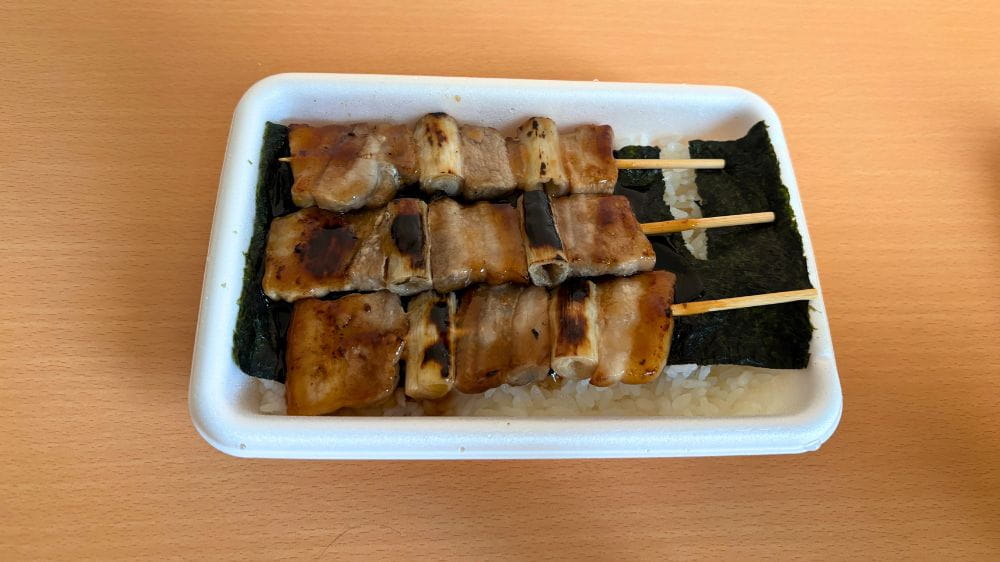 五稜郭公園近くのハセガワストア五稜郭店で購入した元祖やきとり弁当