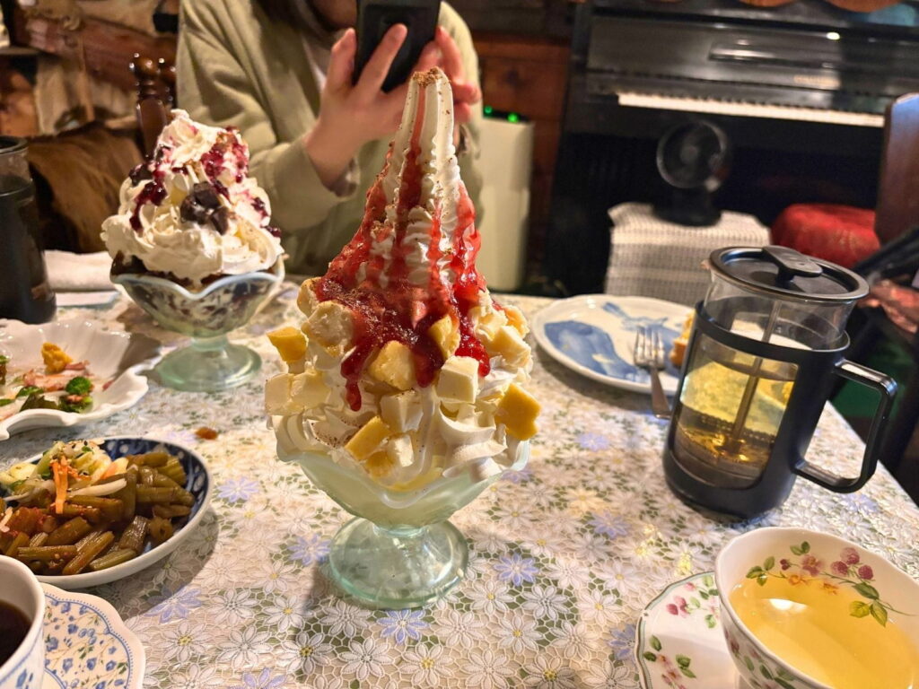 御代田町の喫茶パフェのんのんで注文したチーズの女王パフェ(小サイズ)