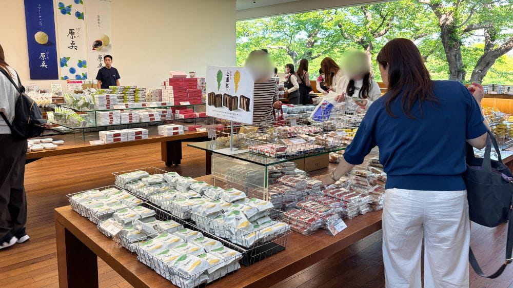 五稜郭公園近くにある六花亭五稜郭店の店内とお菓子売り場