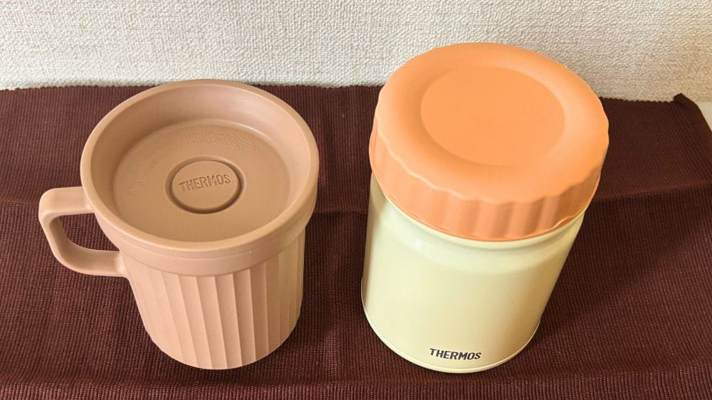 サーモスのスープマグDJU-320(320ml・左)と真空断熱スープジャーJBT-401(400ml・右)の比較