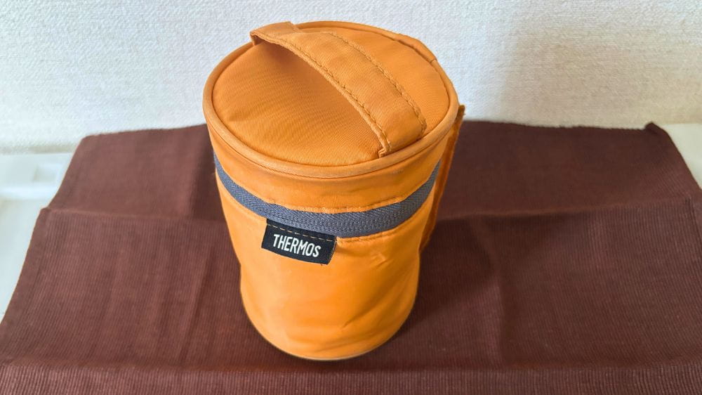 スープマグの持ち運びに使用しているオレンジ色のサーモス製スープジャーポーチ