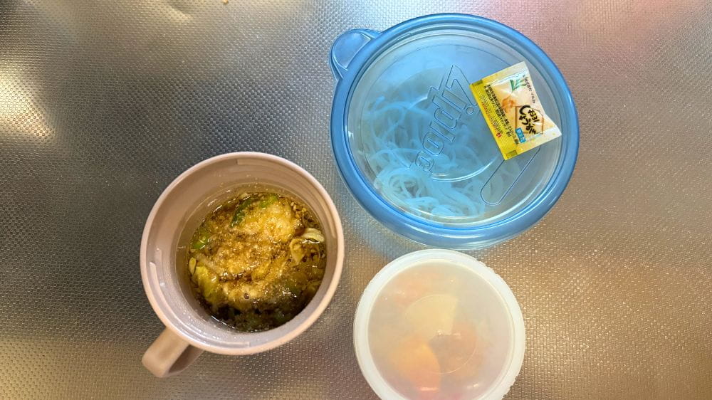 職場へ持参するスープを入れたサーモスのスープマグDJU-320と昼食用の保存容器