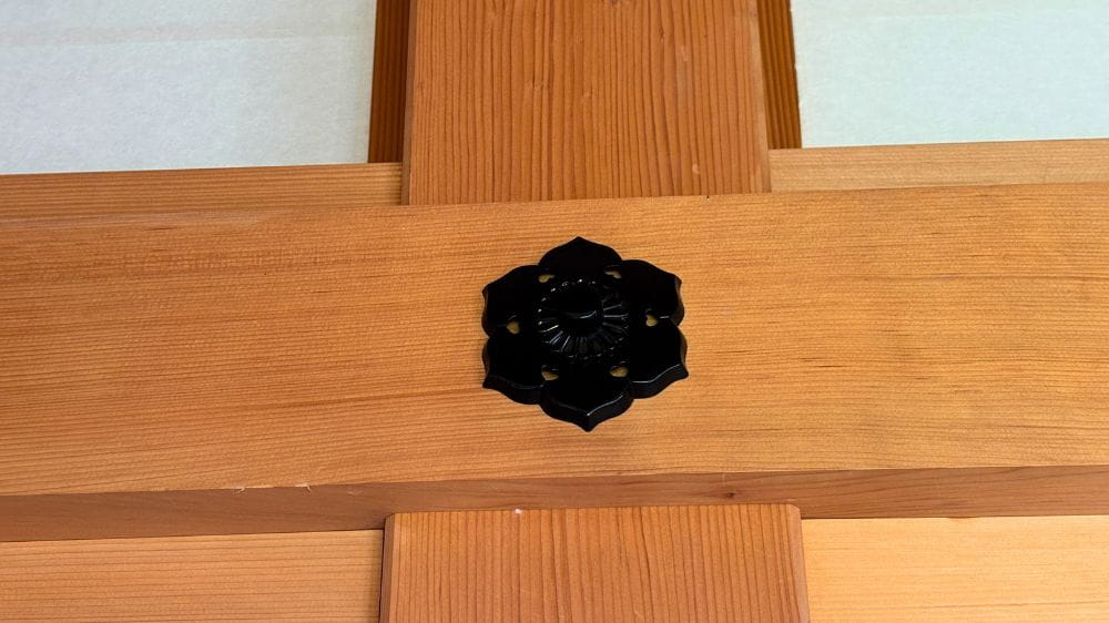 箱館奉行所のスライドショー見学時に撮影した、柱と長押に付けられた黒い釘隠しのアップ