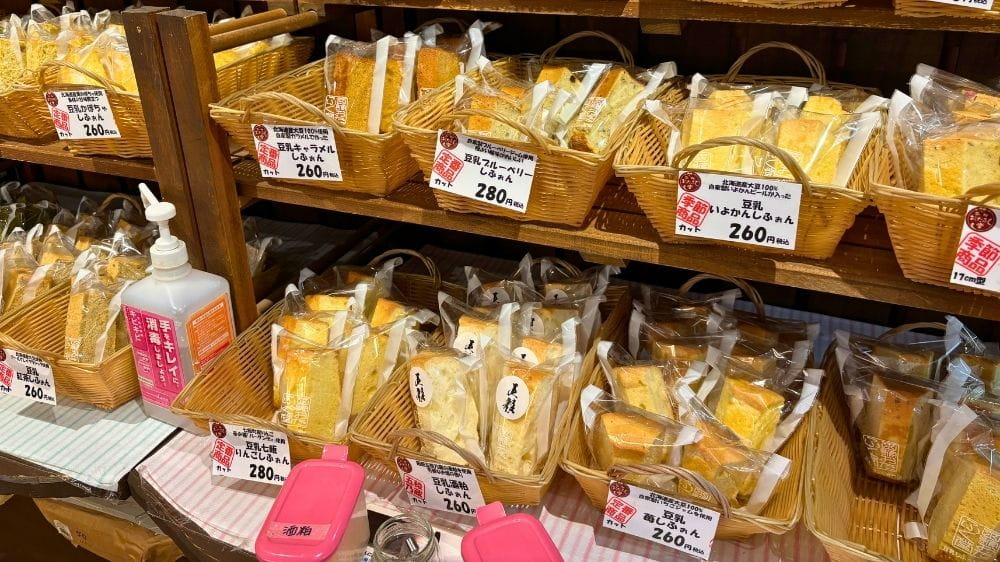 函館おたふく堂の店内に種類豊富なカットタイプの豆乳しふぉんが並ぶ様子