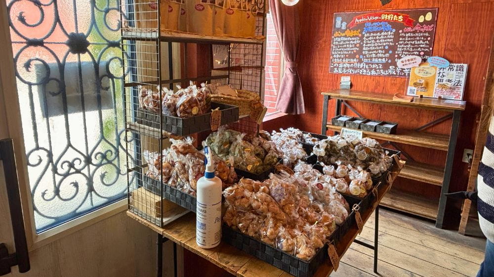 函館・アンジェリック・ヴォヤージュ本店の店内に並ぶ焼き菓子