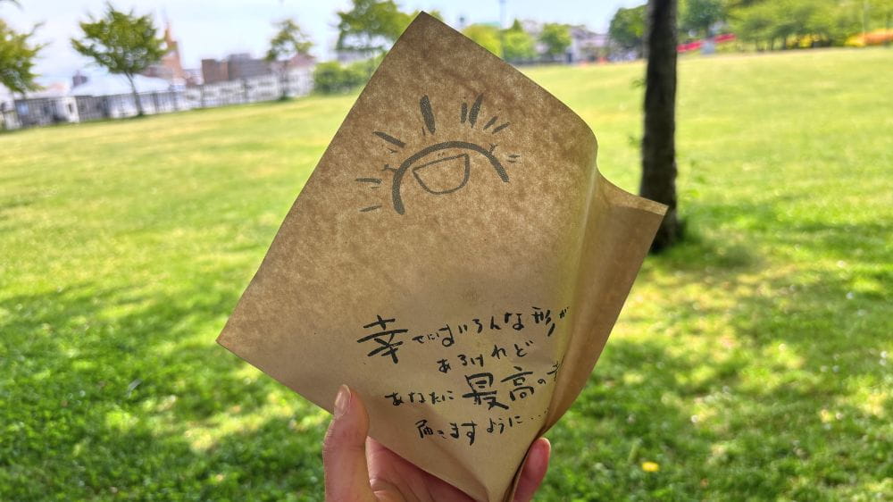 函館・ペリー広場でアンジェリック・ヴォヤージュのクレープを持つ様子