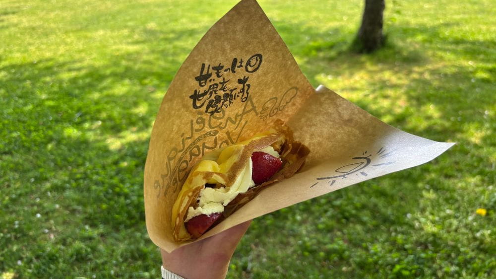 函館・ペリー広場で食べたアンジェリック・ヴォヤージュのいちごのミルフィーユクレープ
