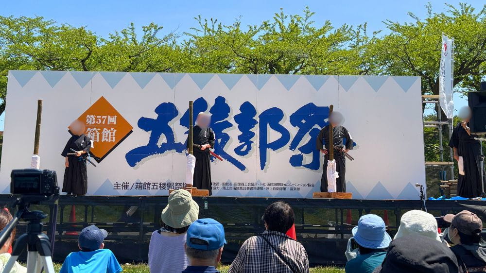 第57回箱館五稜郭祭の特設ステージで真剣抜刀術の演武を前に準備する出演者
