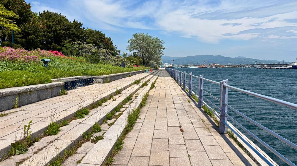 函館・緑の島の海沿いに続く遊歩道と函館港