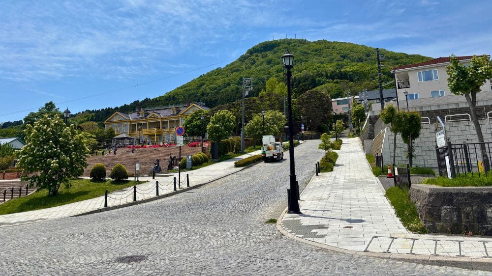 函館・元町の坂道から望む旧函館区公会堂と函館山