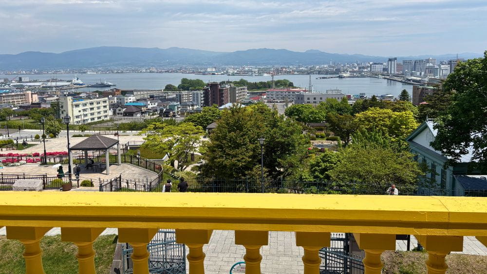 旧函館区公会堂のバルコニーから見下ろす元町公園と函館港