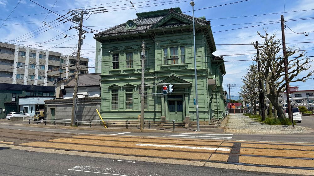 函館・相馬株式会社社屋の外観と手前を通る市電の線路