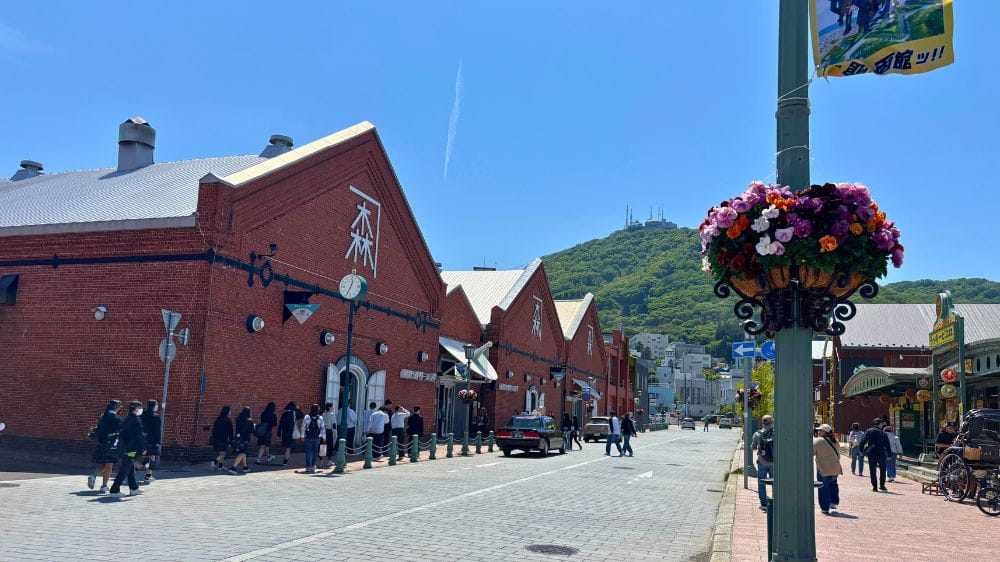 函館の金森赤レンガ倉庫と奥に見える函館山