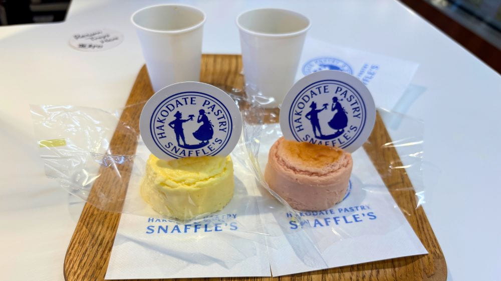スナッフルス金森洋物館店のキャッチケーキバーで注文したチーズオムレットのプレーンと桜、ミニコーヒー